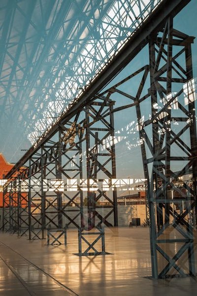多模型分章+Pexels智能配图：AI建站解决方案页生成方案