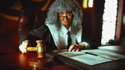 律所GEO专业页：法院排期实时刷新、胜诉率差值可视化与裁判文书精准锚点
